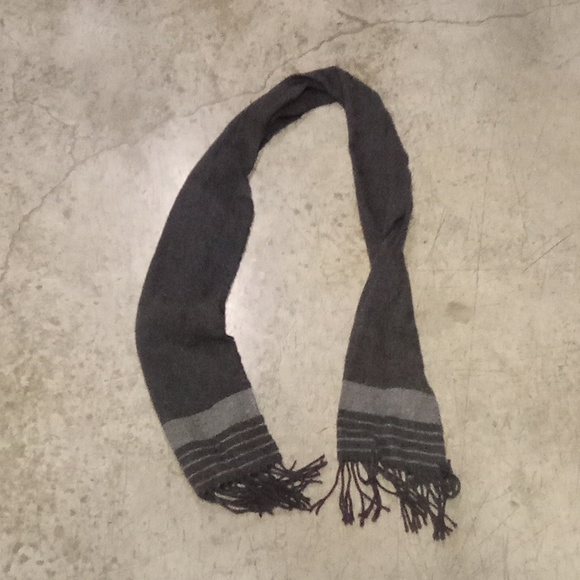 FIDEL VERTASLATE SOPHISTICATION: DARK GRAY DESIGNER WOOL SCARF - Picture 2 of 3